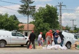 Voluntarii E.ON au ajutat familiile afectate de inundaţiile din judeţul Bacău - FOTO