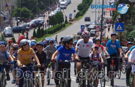 Municipiul Dorohoi invadat de copii pe două roți la „Parada bicicletelor” 2016 - VIDEO / FOTO