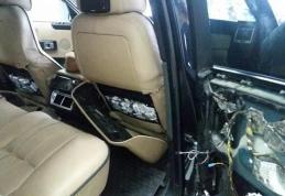 Range Rover „echipat” cu 19.000 ţigarete de contrabandă - FOTO