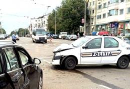 Accident cu maşina poliţiei, în Botoșani. Echipajul se afla în misiune. O polițistă a fost rănită!