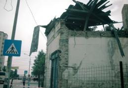 Primim la redacție - O clădire abandonată în centrul Dorohoiului, de un proprietar căruia nu-i pasă - FOTO