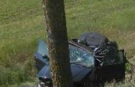 Inconștiență la volan! A împrumutat o mașină, deși nu deținea permis și... s-a izbit într-un copac