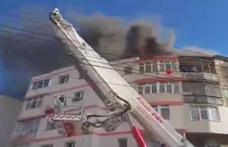 Incendiu devastator la mansarda unui bloc cu patru etaje din Botoșani