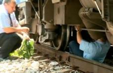 [VIDEO] ȘOCANT : Tren în care se afla un ministru, reparat cu un băţ, sârmă şi scotch 