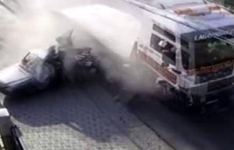 Accident teribil surprins de camerele de supraveghere în județul Suceava. O Dacie a fost spulberată de un TIR - VIDEO