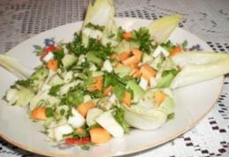 Salată de avocado cu țelină, morcovi și andive