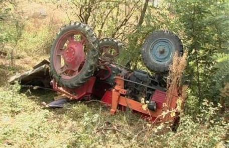 Bărbat din Coțușca ajuns în stare gravă la spital după ce s-a răsturnat cu tractorul