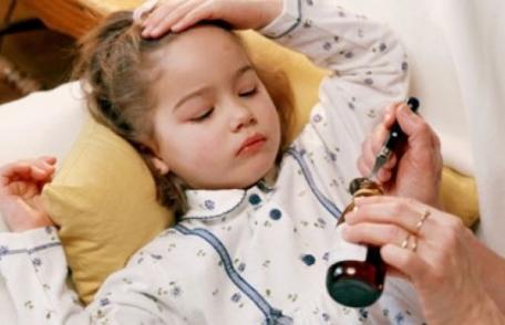 Jumătate dintre părinţi tratează durerea şi febra copiilor cu medicamente nepotrivite vârstei lor