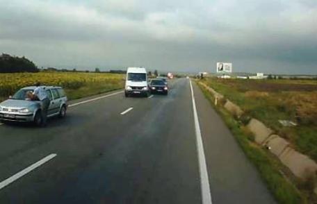 Un autoturism înmatriculat în Botoşani, a intrat într-un tir, după o depăşire la intrarea în Suceava - FOTO