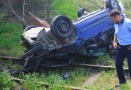 Un șofer a fost la un pas de moarte după ce a căzut cu maşina de pe un pod pe linia de cale ferată