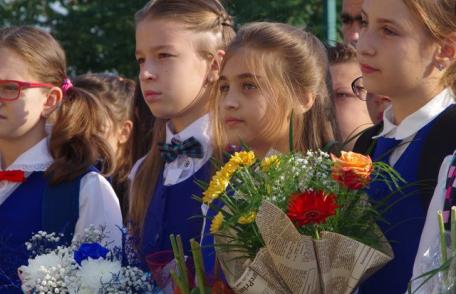 Școala Gimnazială „Mihail Kogălniceanu” Dorohoi: Clinchet de clopoțel la început de an școlar - FOTO