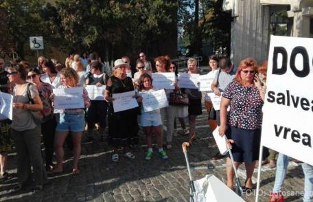 Zeci de femei au protestat cu un sicriu alb în faţa Palatului Administrativ: „Nepăsarea voastră este durerea noastră” - FOTO