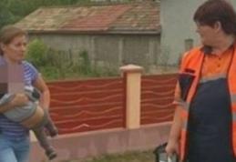 La un pas de tragedie. Un copil de 3 ani a căzut în fosa septică a unei grădiniţe din județul Botoșani