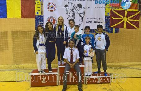 Copiii dorohoieni din nou fruntași la o competiție de karate organizată la Arad - FOTO
