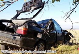 Accident la Dumeni! Două tinere au ajuns la spital după ce s-au izbit cu BMW-ul într-un copac