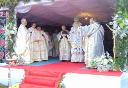 Preasfinţitul Părinte Calinic Botoşăneanul prezent la resfinţirea bisericii din Putrida - FOTO