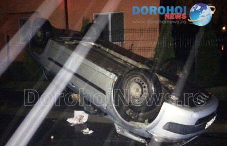 Cascadorie pe strada Dumbrava Roșie! Mașină cu roțile în sus după ce șoferul a pierdut controlul volanului - FOTO