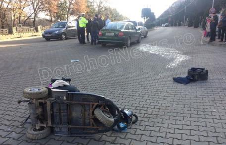 Accident pe Bulevardul Victoriei din Dorohoi! Femeie cu handicap locomotor lovită de o mașină - FOTO