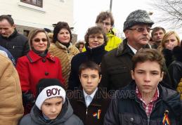 Copiii din Complexul de apartamente „Amicii” Dorohoi au participat la depunerea unei coroane de 1 Decembrie - FOTO