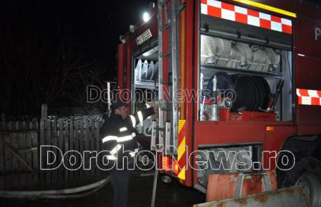 Anexă cuprinsă de flăcări în Trestiana! Pompierii dorohoieni au intervenit pentru lichidarea incendiului - FOTO