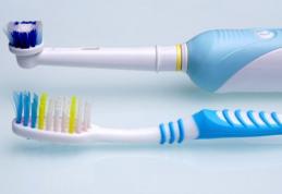 Periuţa de dinţi electrică sau manuală: care e mai bună?