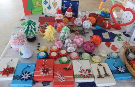 Expoziție cu vânzare de felicitări și ornamente de Crăciun pentru cadourile copiilor de la Complexul „Casa mea” din Dorohoi 