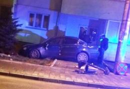 Accident pe o stradă centrală din Dorohoi! A intrat cu mașina într-un bloc!