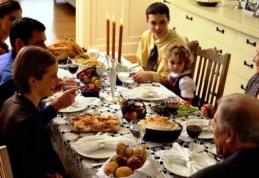 Aproape jumătate dintre români sărbătoresc Revelionul acasă