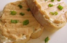 Tartine cu brânză și cremă de fasole
