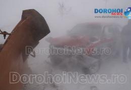 Accident la ieșirea din Dorohoi! Impact frontal între un autovehicul şi un utilaj de la deszăpezire - FOTO