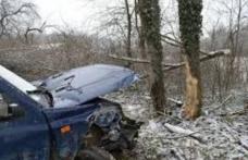 O tânără de 18 ani a ajuns la Spitalul Dorohoi după ce a apăsat pedala de acceleraţie prea tare şi a ajuns cu maşina într-un copac