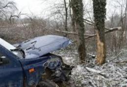 O tânără de 18 ani a ajuns la Spitalul Dorohoi după ce a apăsat pedala de acceleraţie prea tare şi a ajuns cu maşina într-un copac