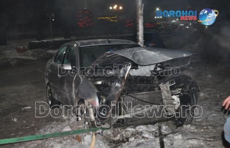 Mașină distrusă și stâlpi de iluminat puternic avariați! Accident produs pe Bulevardul Victoriei din Dorohoi - FOTO