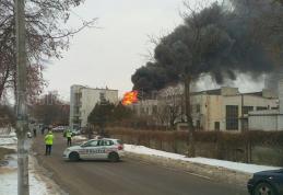 Incendiu de proporții la o fabrică din Botoșani. Pericol de explozie - FOTO