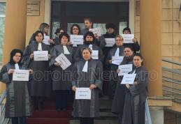 Protest spontan al personalului auxiliar la Judecătoria Dorohoi, în fața sediului instituției - FOTO
