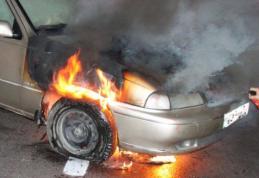 O mașină parcată de două zile într-un cartier din Botoșani, a luat foc în mod misterios