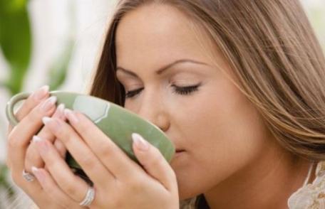 Ce se întâmplă dacă bei ceaiul prea fierbinte? Efectul e mai grav decât ai putea crede!
