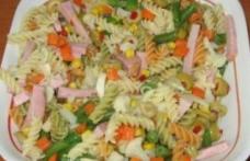 Salată de paste colorate
