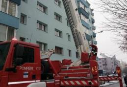 Intervenție a pompierilor dorohoieni pentru degajarea țurțurilor de pe singurul bloc turn din municipiu
