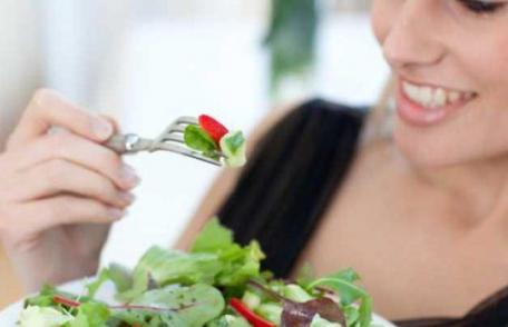 Ce alimente nu trebuie amestecate atunci când faci salată