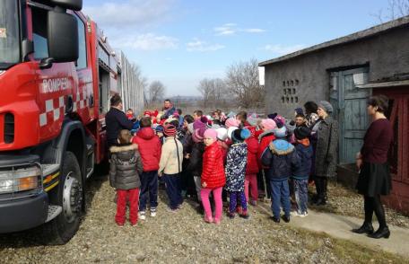 Activitate educativă cu pompierii dorohoieni la Școala Gimnazială „Dimitrie Pompeiu” Broscăuți - FOTO
