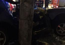 Accident cu trei victime, după ce s-a oprit cu mașina într-un sâlp de beton