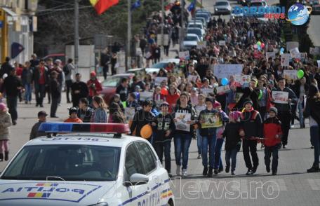 Sute de persoane au participat la „Marșul pentru viață” organizat la Dorohoi - FOTO 