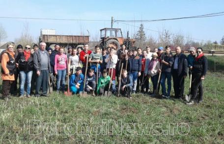 Acțiune de plantare a 200 de pomi în parcul de la Școala Primară „Victor Isăceanu” Pădureni – FOTO