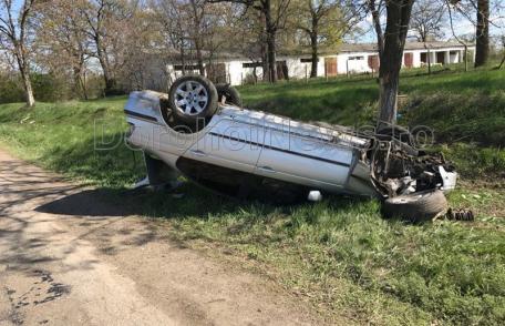 Accident la ieșirea din Dorohoi! A luat plăcuţele de înmatriculare şi a abandonat BMW-ul răsturnat pe câmp - FOTO