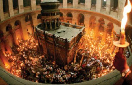 S-a aprins Lumina Sfântă la Ierusalim. De ce intră Patriarhul în mormânt cu 33 de lumânări