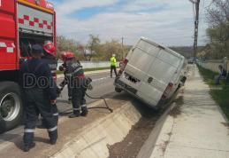 Accident pe drumul Botoşani – Suceava. Un șofer a ajuns la spital după ce un alt autoturism i-a ieșit în față - FOTO