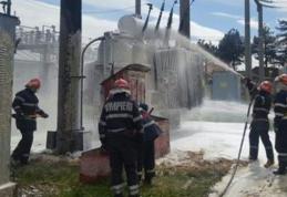 După aproximativ 9 ore, intervenția la transformatorul de pe strada Mobilei din Botoșani, continuă