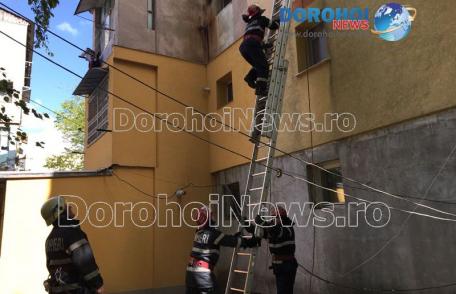 Persoane blocate într-un apartament din Dorohoi! Pompierii au intervenit pe geam pentru deblocare - FOTO