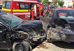 Autoturisme avariate după ce un șofer a scăpat mașina de sub control pe strada Spiru Haret din Dorohoi - FOTO